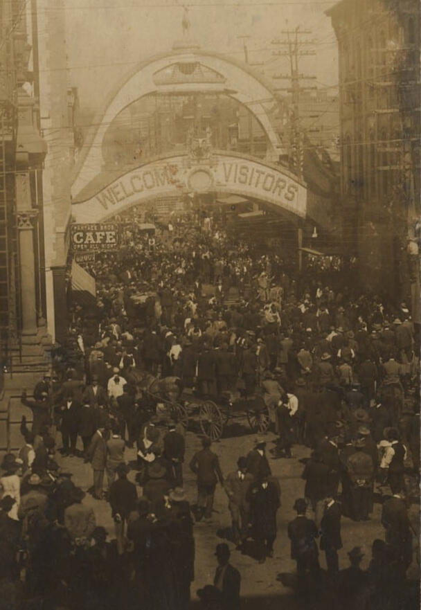 a crowd gathers around a large arch in the middle down town dallas in 1910 only hours earlier a man was lynched from that arch